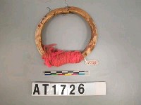 藏品(男子山豬牙臂環)的圖片